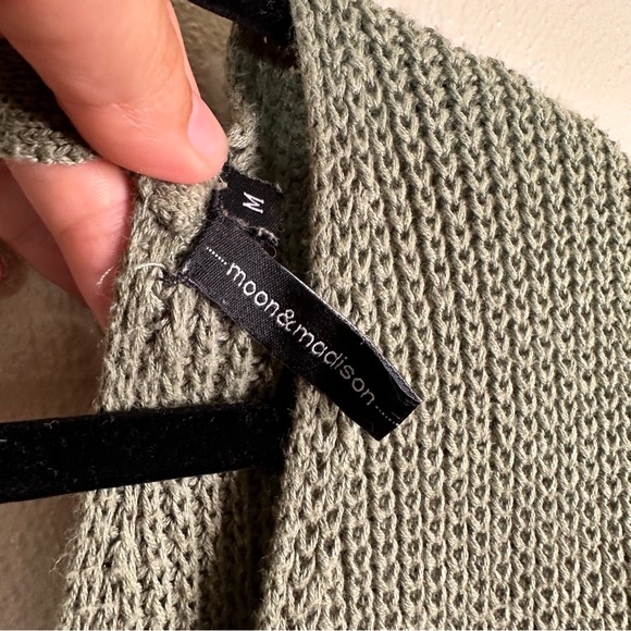 Moon & Madison Green Open V Neck Sweater Size Medium - Picture 4 of 7